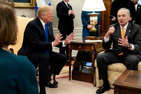 Presiden Donald Trump dan Chuck Schumer Foto: AFP/Brendan Smialowski