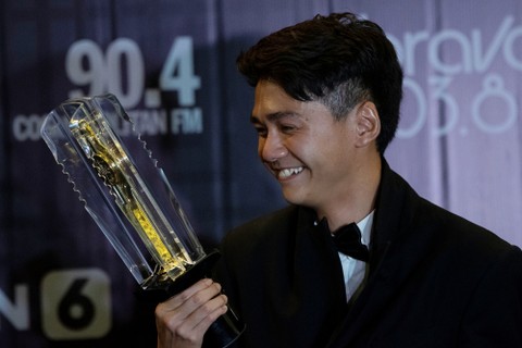 Aktor Chicco Kurniawan berpose usai meraih penghargaan Aktor Terbaik dalam Festival Film Indonesia 2021 di Jakarta Convention Center, Jakarta, Rabu (10/11/2021). Foto: Aditya Pradana Putra/ANTARA FOTO