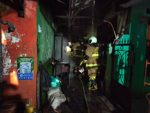 2 Rumah Kontrakan di Ciracas Hangus Terbakar, Api Diduga dari Obat Nyamuk Bakar (1)