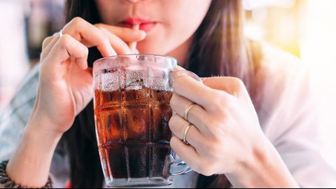 Ilustrasi ibu minum soda. Foto: Shutter Stock