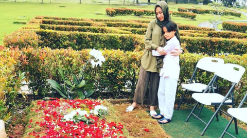 Bunga Citra Lestari (BCL) bersama anaknya, Noah Sinclair   kembali ziarah ke makam Asharaf Sinclair. Foto: Instagram/@emmymuchlis 