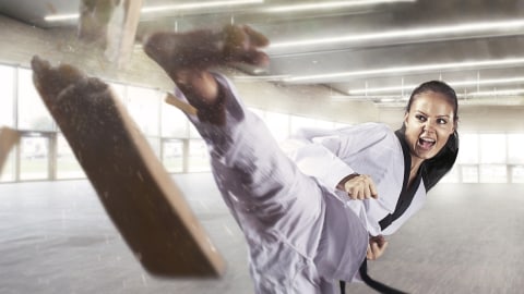 Ilustrasi perempuan melakukan beladiri. Foto: Shutterstock