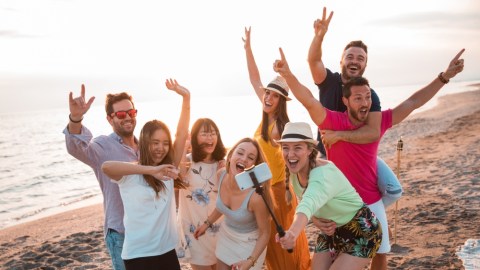 Ilustrasi jalan-jalan bersama teman ke pantai. Foto: Shutterstock