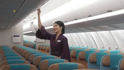 Seorang pramugari berada di kursi penumpang pesawat Garuda Indonesia Airbus A330-900 Neo. Foto: Iqbal Firdaus/kumparan