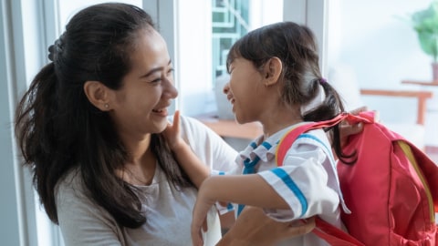 ibu dan anak sepulang sekolah Foto: Shutterstock