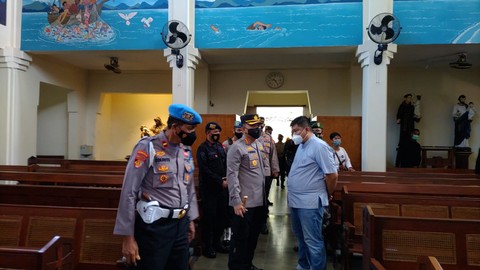 Polisi Disinfeksi Gereja Kotabaru dengan DIY: Berikan Ketenangan Pikiran Jemaat (3)