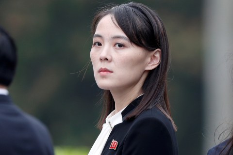 Kim Yo Jong, saudara perempuan pemimpin Korea Utara Kim Jong Un menghadiri upacara peletakan karangan bunga di Mausoleum Ho Chi Minh. Foto: Jorge Silva / Pool / Reuters