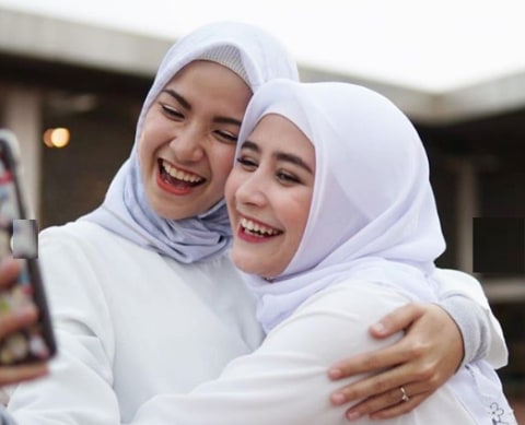 Kenang Masa Kecil Prilly Latuconsina Bahagia Meski Hanya Diajak Main Game Kumparan Com