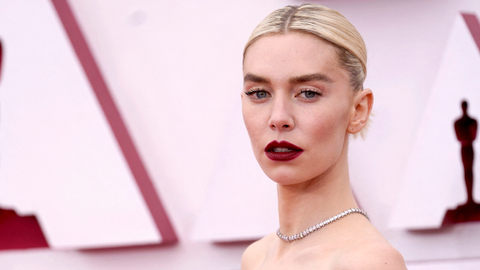 Vanessa Kirby pada Oscar 2021, di Union Station di Los Angeles, Minggu (25/4). Foto: Chris Pizzello/POOL/AFP