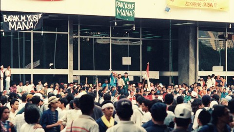 Mahasiswa berunjuk rasa terkait reformasi, di Gedung DPR RI pada Tahun 1998.   Foto: Dok. Muhammad Firman Hidayatullah