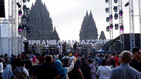 Grup band Langit Sore tampil di hari kedua Prambanan Jazz Festival 2019, di Pelataran Candi Prambanan, Yogyakarta, Sabtu (6/7). Foto: Hazliansyah/kumparan