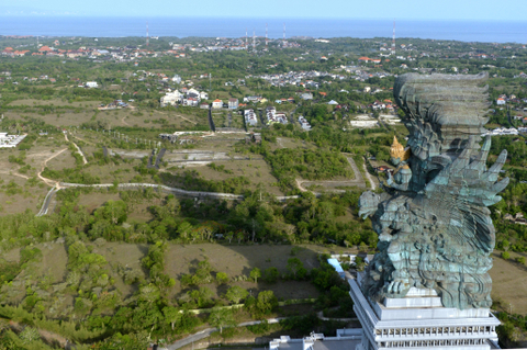 Foto udara ikon pariwisata Bali patung Garuda Wisnu Kencana (GWK) di Badung, Bali, Kamis (14/10/2021). Foto: Fikri Yusuf/Antara Foto