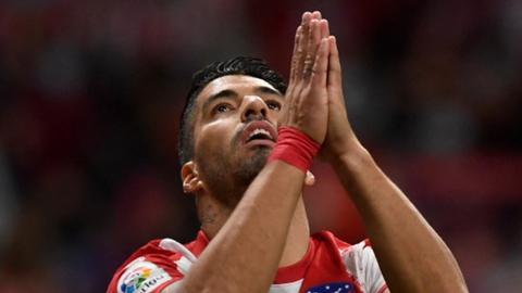 Pemain Atletico Madrid Luis Suarez merayakan gol kedua timnya selama pertandingan sepak bola Liga Spanyol antara Club Atletico de Madrid dan FC Barcelona di stadion Wanda Metropolitano di Madrid pada 2 Oktober 2021. Foto: OSCAR DEL POZO / AFP