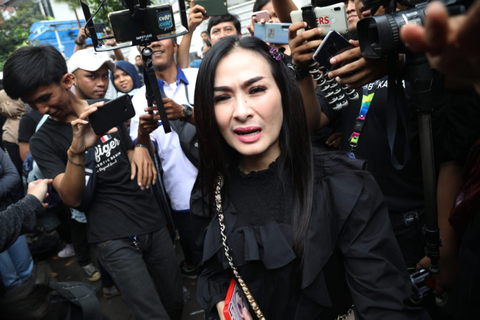 Iis Dahlia   tiba di rumah duka Ashraf Sinclair di Pejaten, Jakarta Selatan, Selasa (18/2). Foto: Fanny Kusumawardhani/kumparan