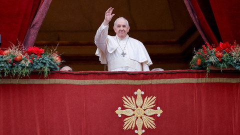 Paus Fransiskus menyampaikan pesan Natal tradisionalnya Urbi et Orbi ke kota dan dunia dari balkon utama Basilika Santo Petrus di Vatikan, Sabtu (25/12). Foto: Media Vatikan/Handout via REUTERS