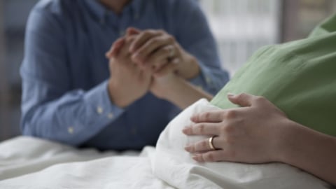 Ilustrasi suami menemani istri bersalin. Foto: Shutterstock