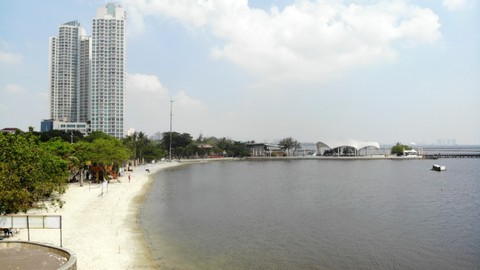 Ilustrasi pantai Ancol, Jakarta. Foto: Shutterstock
