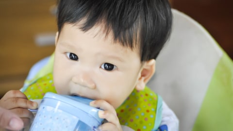 Ilustrasi bayi minum air putih. Foto: Shutterstock