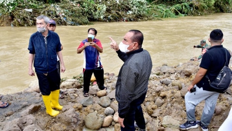 Gubernur Sumatera Utara Edy Rahmayadi saat meninjau lokasi banjir di Kota Medan dan Deli Serdang, Sumatera Utara, Jumat (4/12).   Foto: Dok. Istimewa