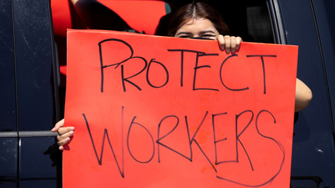Ilustrasi Pegawai di Anaheim, California, AS. Foto: Mike Blake/REUTERS