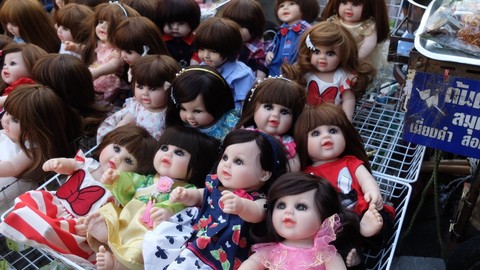 Di Thailand Ada Tradisi Merawat Boneka Seperti Anak Demi Keberuntungan Kumparan Com