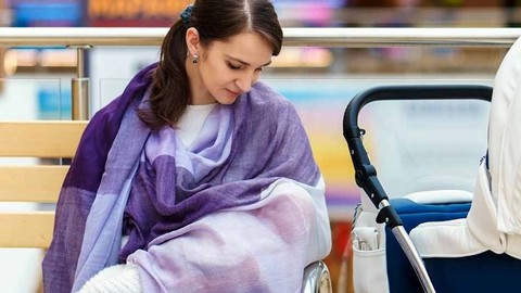 Ilustrasi ibu menyusui di tempat umum. Foto: Shutter Stock