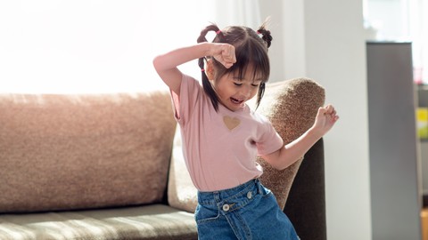 Ilustrasi anak balita menari atau berjoget. Foto: Shutter Stock