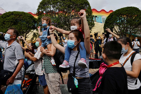 Suasana saat taman hiburan ikonik Ocean Park, di Hong Kong dibuka kembali. Foto: Tyrone Siu/Reuters