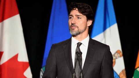 Perdana Menteri Kanada Justin Trudeau menghadiri upacara peringatan di Universitas Alberta. Foto: REUTERS/Candace Elliott