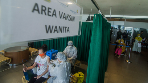 Petugas tenaga kesehatan memberikan vaksinasi COVID-19 kepada calon penumpang di Bandara Husein Sastranegara, Bandung, Jawa Barat, Senin (5/7/2021). Foto: Novrian Arbi/ANTARA FOTO