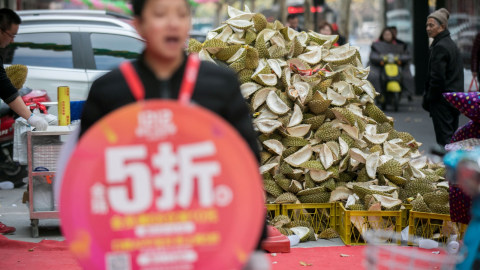 Kulit durian terlihat di luar toko buah selama penjualan 12 festival belanja ganda, di Hangzhou. Foto: REUTERS