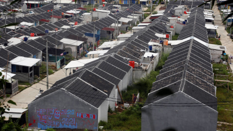 Pekerja menyelesaikan pembangunan perumahan bersubsidi di Bogor. Foto: Yulius Satria Wijaya/ANTARA FOTO