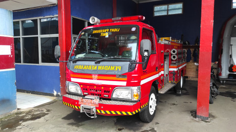 Mobil pemadam pompa light pressure kapasitas 2.500 liter milik Pos Pemadam Cipete, Jaksel.  Foto: Agaton Kenshanahan/kumparan