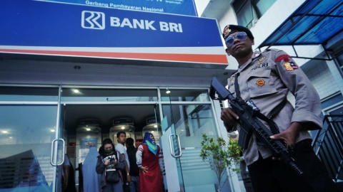 Pasca gempa petugas Brimob berjaga di ATM BRI, Jl. Ahmad Dahlan, Palu. Foto: Jamal Ramadhan/kumparan