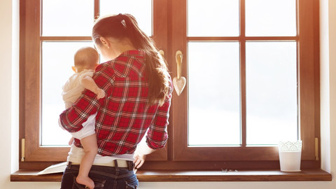 Ilustrasi cara menggendong bayi. Foto: Shutter Stock