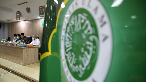 Sekjen MUI Amirsyah Tambunan, Ketua Bidang Fatwa MUI Asrorun Niam Sholeh, dan  Direktur Pemasaran dan Kemitraan Dr. dr. Chairuddin Yunus, M. Kes dalam konferensi pers terkait vaksin Zifivax di Kantor MUI di Jakarta, Sabtu (9/10).  Foto: Aditia Noviansyah/kumparan