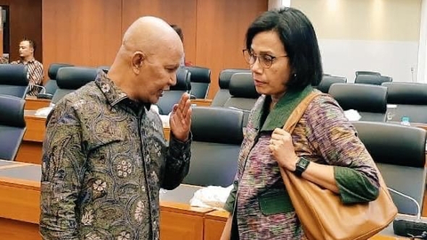 Ketua Badan Anggaran DPR RI Said Abdullah (kiri) berbicara dengan Menkeu Sri Mulyani. Foto: DPR RI