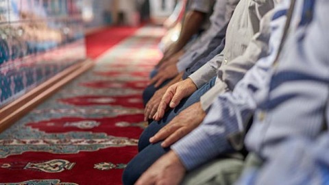 Bacaan Doa Qunut Perbedaan Bacaan Imam Dan Makmum Saat Mengamalkannya Kumparan Com Sedangkan ketika sholat subuh berjamaah maka membaca doa qunut dipimpin oleh imam dan para makmum hanya mengaminkan saja. bacaan doa qunut perbedaan bacaan imam