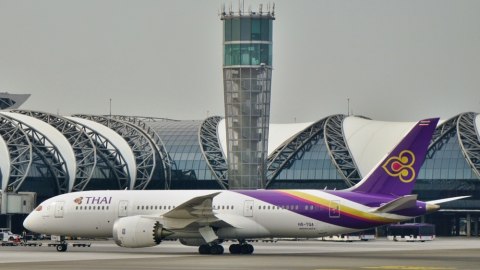 Pesawat Thai Airways mendarat di bandara Foto: Shutterstock