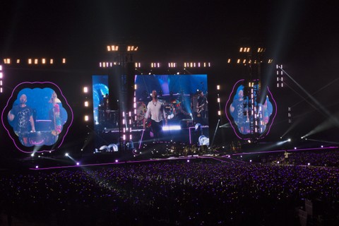 Suasana kemeriahan konser Coldplay di Singapura. Foto: Cornelius Bintang/kumparan