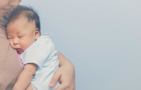 Ilustrasi bayi tidur di dada ibu. Foto: Shutter Stock