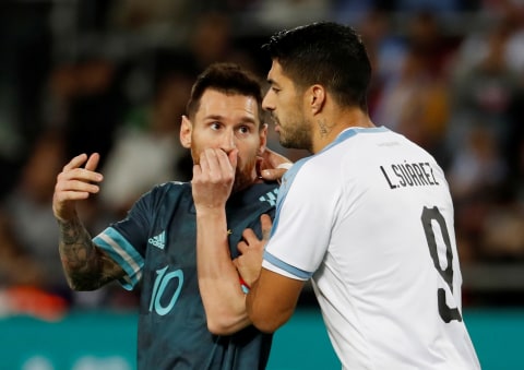 Luis Suarez berusaha menenangkan Lionel Messi. Foto: RONEN ZVULUN/Reuters