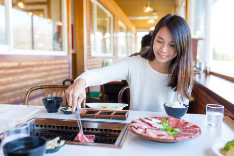 Ilustrasi makan daging merah Foto: Shutterstock
