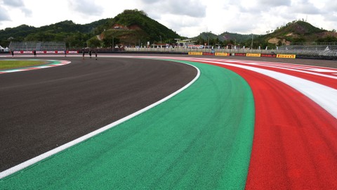 Pembalap dan ofisial tim mengikuti sesi resmi pengecekan lintasan sirkuit di Pertamina Mandalika International Street Circuit, Lombok Tengah, NTB, Kamis (18/11/2021). Foto: Andika Wahyu/ANTARA FOTO