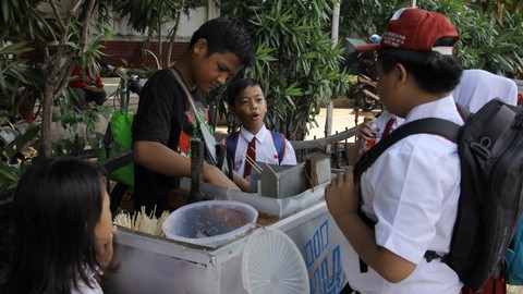 Sejumlah siswa sekolah dasar membeli makanan. Foto: Jamal Ramadhan/kumparan