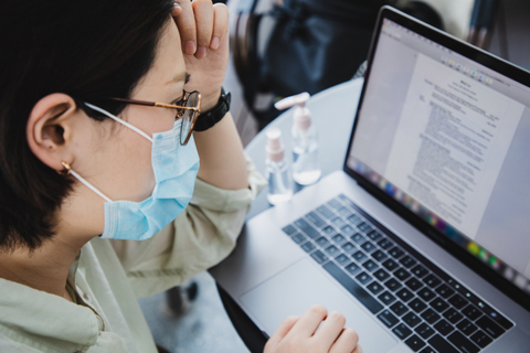 Ilustrasi mencari lowongan pekerjaan secara online di tengah pandemi. Foto: Getty Images