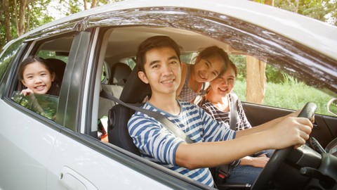 Ilustrasi keluarga bepergian menggunakan mobil. Foto: Shutter Stock