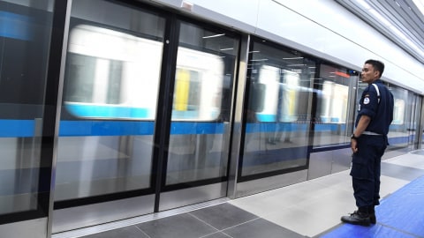Petugas keamanan berjaga saat uji coba pengoperasian MRT (Mass Rapid Transit) fase I koridor Lebak Bulus - Bundaran HI di Stasiun Bundaran HI, Jakarta, Kamis (28/2). Foto: ANTARA FOTO/Hafidz Mubarak A