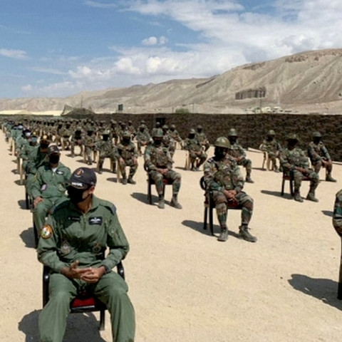Suasana di wilayah gurun Himalaya, Ladakh, India saat tentara India menyambut Perdana Menteri India Narendra Modi. Foto: ANI via REUTERS TV