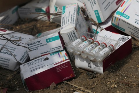 Vaksin AstraZeneca yang kadaluwarsa dihancurkan di tempat pembuangan sampah Gosa di Abuja, Nigeria. Foto: Afolabi Sotunde/REUTERS